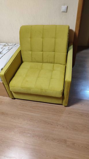 Собрана двуспальная кровать: установлены ножки, закреплены боковины, прикреплено изголовье, уложено основание, проверена устойчивость, обеспечена надежность конструкции.