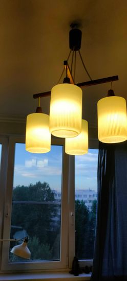 Установлена новая люстра. Подключены провода, закреплено основание, проверена работа. Светильник надежно зафиксирован, лампы горят ярко, обеспечивая освещение помещения.