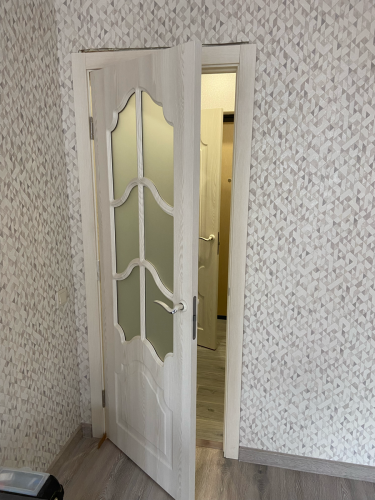 На двери установлена новая ручка, исправлены механизмы, обеспечена плавная работа, устранены зазоры, восстановлена функциональность, улучшен внешний вид, проверена надежность.