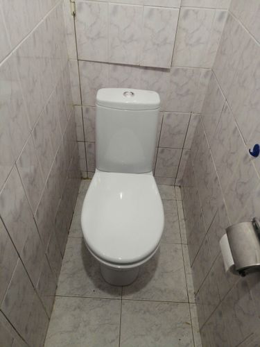 Установлен новый сантехнический прибор, подключен к водопроводу и канализации, проверена герметичность соединений, закреплен на полу, выполнена регулировка бачка, протестирована функциональность.