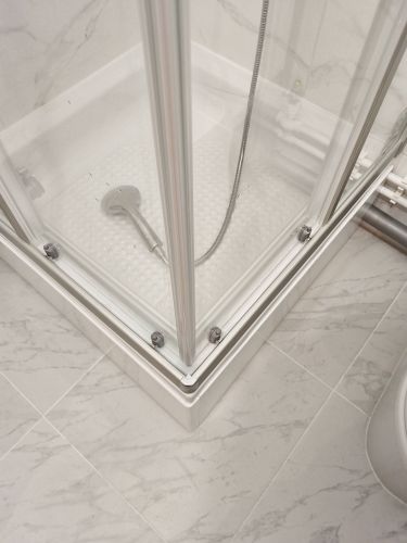 Установка и подключение душевого уголка/ширмы с поддоном Отделочные работы