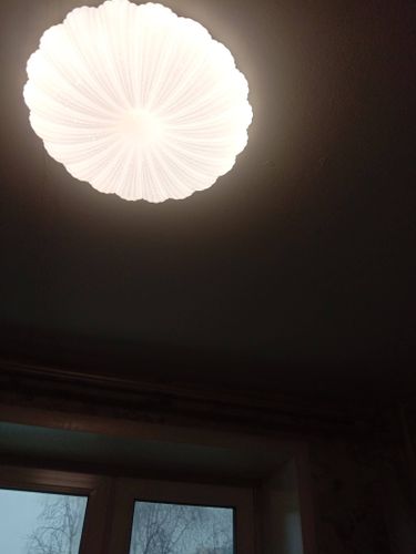 Установлен новый светильник, подключены провода, проверена работа, закреплено основание, обеспечена безопасность, заменена старая модель, улучшено освещение, завершено обновление интерьера.