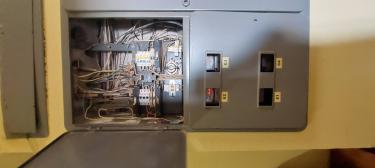 Проведена замена старого автоматического выключателя на новый в распределительном щите. Обеспечено надежное подключение проводов и проверена работоспособность системы.