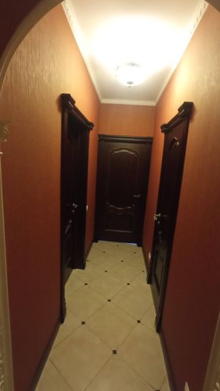 Выполнена оклейка стен декоративными полотнами в коридоре. Создана ровная поверхность, обеспечена точная подгонка рисунка, аккуратные стыки, гармоничное сочетание с интерьером.