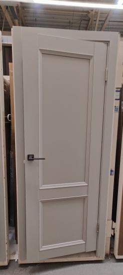 Установлена новая деревянная дверь: закреплены петли, врезана ручка, отрегулированы замки, проверено плавное открывание и закрывание, устранены зазоры, завершена отделка откосов.