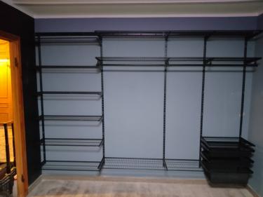 На потолке закреплена конструкция для штор, обеспечивающая надежную фиксацию и эстетичный вид. Работа выполнена аккуратно, с учетом всех необходимых параметров и требований.