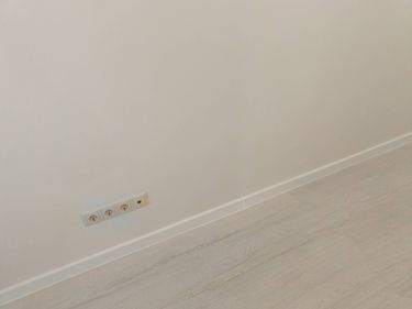 Монтаж пластикового плинтуса