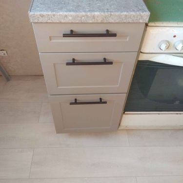 Изготовлены и установлены новые дверцы для кухонных шкафов с точной подгонкой и аккуратной обработкой краев. Фасады оснащены современными ручками, гармонирующими с общим дизайном.