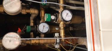 Удаление прибора учёта жидкости, отсоединение трубопроводов, проверка герметичности соединений, установка заглушек, восстановление водоснабжения, очистка рабочей зоны.