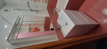 Выполнено обновление эксцентриков в ванной комнате. Установлены новые детали, обеспечивающие надежное соединение смесителя с трубами, предотвращая протечки и улучшая функциональность.