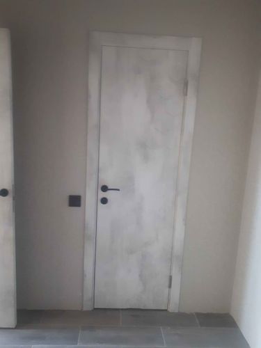 Установлены новые доборы на входную дверь, обеспечивающие плотное прилегание и эстетичный вид. Все элементы аккуратно подогнаны и закреплены, создавая завершенный и гармоничный интерьер.