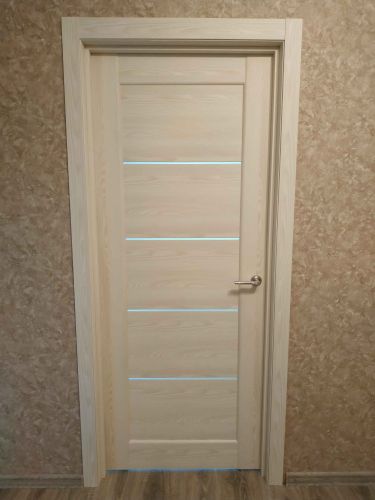 Установлены новые элементы вокруг двери, обеспечивающие завершенный вид и улучшенную изоляцию. Подобран материал, гармонирующий с интерьером, и аккуратно закреплен для надежности.