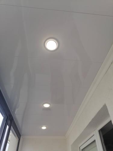 Установлена система подачи свежего воздуха, проведены воздуховоды, смонтированы решетки, подключено оборудование, обеспечивающее циркуляцию, выполнена отделка, проверена функциональность.