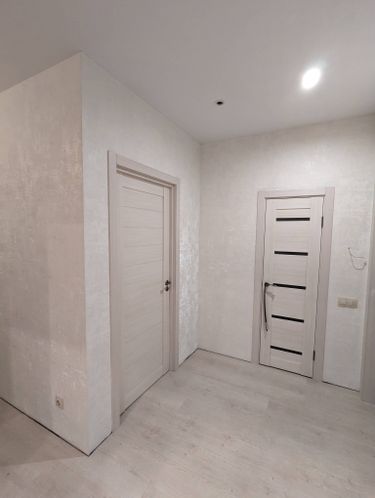 Выполнена отделка стен стеклохолстом, поверхность ровная, без изъянов, углы аккуратные, стыки незаметны. Светлое покрытие создает ощущение простора и чистоты в интерьере.