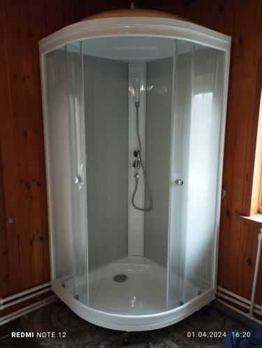 Установлена современная душевая конструкция: закреплены стенки, подсоединены трубы, смонтирован поддон, подключен смеситель, проверена герметичность, выполнена отделка.