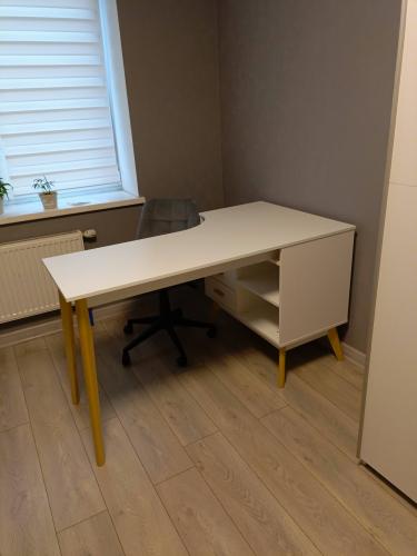 Собрано офисное кресло: установлены колеса, прикреплено сиденье, закреплена спинка, проверена устойчивость. Готово к использованию в рабочем пространстве.