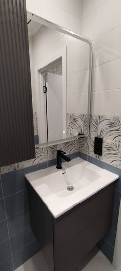 Установлена раковина: подключены трубы, закреплен смеситель, герметизация швов, проверка на утечки, монтаж сливной системы, выравнивание поверхности, подключение к водопроводу, тестирование.