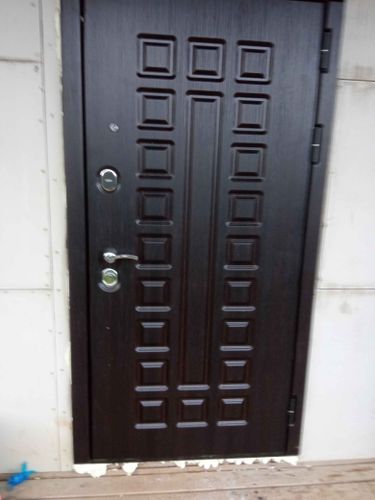 Установлена новая металлическая дверь, заменены замки, отрегулированы петли, обновлена отделка, улучшена шумоизоляция, устранены зазоры, укреплена конструкция, обеспечена надежная фиксация.