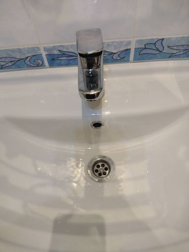 Установлен новый кран, обеспечивающий надежную герметичность и плавное управление потоком воды. Все соединения проверены на отсутствие утечек, система функционирует корректно.