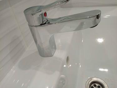 Установлена новая раковина, подключены водопроводные трубы, закреплён смеситель, проверена герметичность соединений, обеспечен слив воды, выполнена регулировка положения, завершена проверка работы.