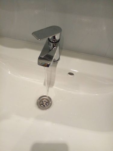 Кран заменён, вода течёт плавно, без утечек. Установлен новый механизм, обеспечивающий надежное функционирование. Все соединения герметичны, система работает корректно.