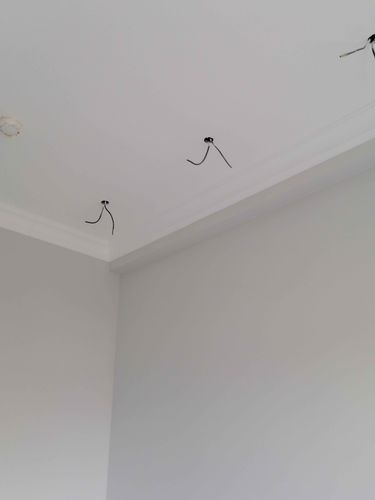 Установлен декоративный элемент на стыке стен и потолка, обеспечивая аккуратный переход. Завершено безупречно, создавая гармоничный вид и скрывая возможные несовершенства.