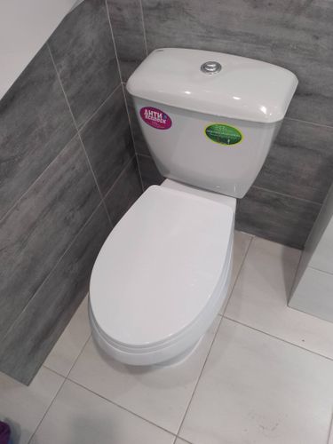 Установлено новое сантехническое изделие, подключено к водопроводу и канализации, проверена герметичность соединений, выполнена фиксация к полу, проведена регулировка бачка, обеспечена функциональность.