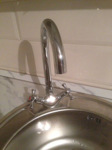 Установлен кухонный гарнитур с мойкой и смесителем. Смонтирована столешница, подключены коммуникации. Проведены работы по закреплению шкафов и установке фурнитуры.