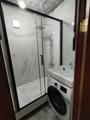 Установлены стеклянные перегородки, закреплён поддон, подключён смеситель, герметизированы швы, проверена герметичность, отрегулированы двери, завершены отделочные работы, подключена сантехника.