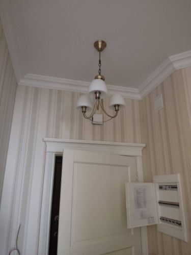 Люстра надежно закреплена на потолке, подключена к электросети, обеспечивая равномерное освещение. Все работы выполнены аккуратно, с учетом особенностей конструкции и безопасности.