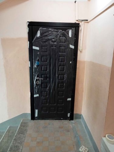 Установлена новая металлическая дверь, выполнена регулировка петель, заменены уплотнители, обновлена фурнитура, укреплена рама, улучшена шумоизоляция, проверена замочная система.