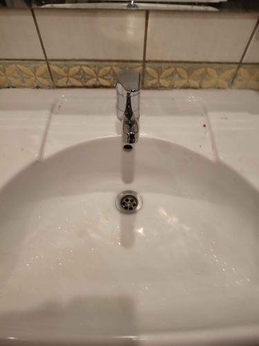 Удалён старый смеситель, произведена очистка поверхности, установлен новый кран, проверена герметичность соединений, восстановлена функциональность водоснабжения.