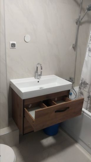 Установлен новый кран, подключены водопроводные трубы, проверена герметичность соединений, обеспечена надежная фиксация, проведено тестирование на утечки, завершена чистовая отделка.