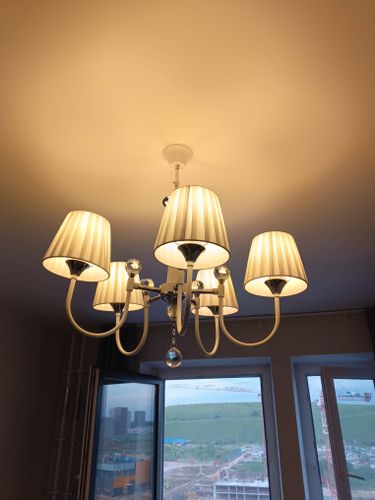 Установлено потолочное освещение: подключены провода, закреплена конструкция, проверена работа. Завершено оформление интерьера, добавлено мягкое свечение, обеспечено равномерное распределение света.