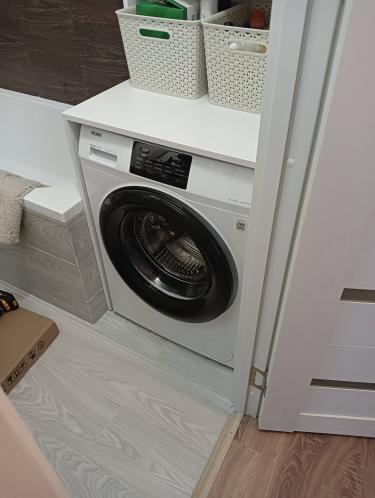 Изображена установленная стиральная техника: подключены водопроводные и сливные шланги, выполнено выравнивание, проверена работа, обеспечена устойчивость, подключено электропитание.