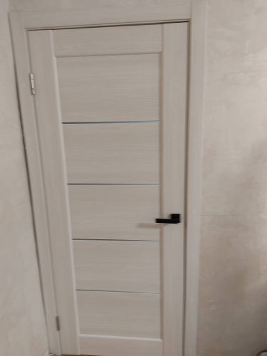 Установлен замок в дверь. Выполнены работы по подготовке отверстия, монтажу механизма, закреплению ручки и проверке функционирования. Обеспечена надежность и плавность закрытия.