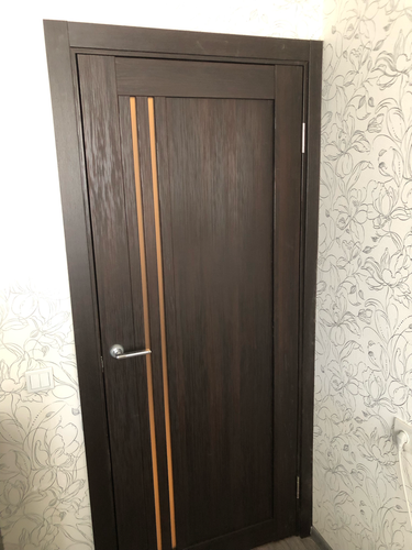 Установлена новая межкомнатная дверь с одной створкой, выполнена подгонка полотна, монтаж коробки, крепление петель, установка ручки и замка, регулировка для плавного закрывания.