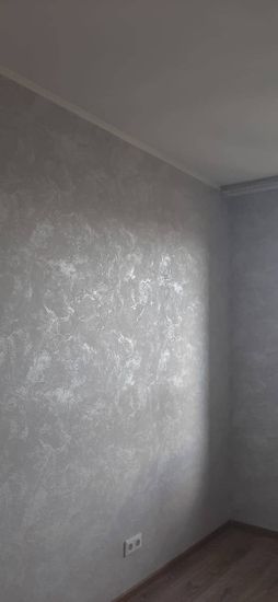 Снятие старого покрытия, очистка поверхности, подготовка стен для дальнейшей отделки. Стены гладкие, без остатков, готовы к новым материалам.