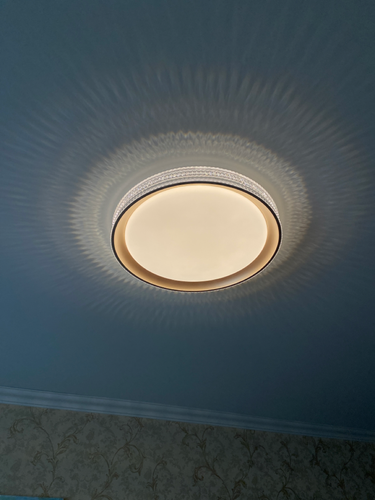 Установлен новый светильник на потолке, подключены провода, проверена работоспособность, закреплено крепление, обеспечено равномерное освещение в комнате, завершена настройка.