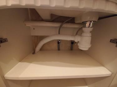 Установлен новый кран, подключены гибкие шланги, закреплены фитинги, проверена герметичность соединений, отрегулировано давление воды, очищено рабочее место.