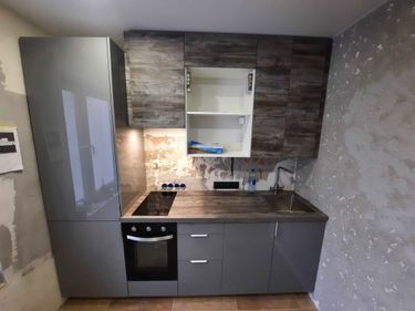 Установлены шкафы, смонтирована столешница, подключена варочная панель и раковина, закреплены фасады, размещены полки, подключены светильники, выполнена подгонка элементов.