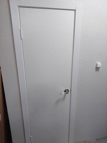 Установлена деревянная створка, закреплены петли, врезана ручка, отрегулировано полотно, проверено закрытие. Завершены работы по монтажу и настройке элементов конструкции.