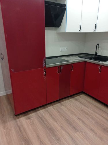 Выполнена установка кухонной поверхности: произведены точные замеры, выполнен аккуратный распил, установлены варочная панель и мойка, обеспечена идеальная подгонка к шкафам.