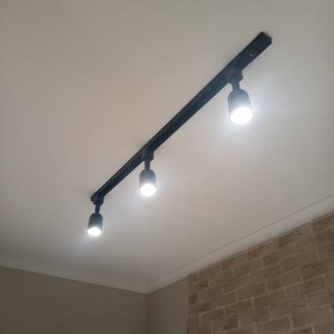 Установлена система освещения на потолке, закреплены направляющие, подключены светильники, обеспечено равномерное распределение света в помещении.