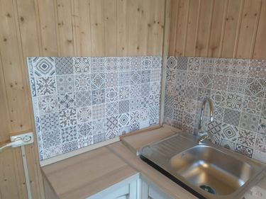 Выполнена аккуратная подгонка панелей для кухонного пространства. Установлены элементы с точностью, обеспечивающей гармоничное сочетание с интерьером. Завершено оформление рабочей зоны.