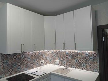 Установлены шкафы, закреплена столешница, подключена варочная панель и раковина. Смонтированы ручки, настроены дверцы. Завершена отделка фартука плиткой. Подключены светильники.