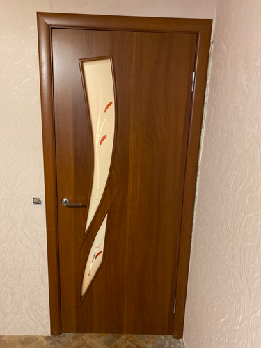 Установлены дополнительные элементы на межкомнатную дверь, обеспечивая завершённый вид и гармоничное сочетание с интерьером. Все детали подогнаны и закреплены, создавая эстетичный результат.