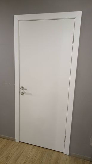 Выполнена установка замка: выполнено сверление, подготовка отверстия, закрепление механизма, монтаж ручки, проверка работоспособности. Дверь функционирует корректно, внешний вид сохранен.