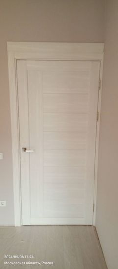 Установлена новая деревянная створка, закреплены петли, врезан замок, отрегулирована фурнитура, обеспечена плавная работа. Обрамление завершено, стык со стеной аккуратный.