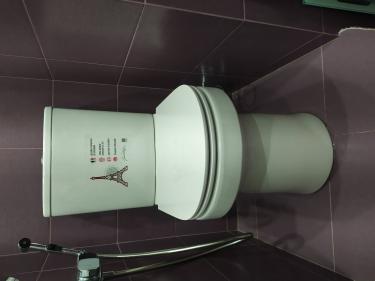 Установлен новый бачок, подключены все коммуникации, проверена герметичность соединений, выполнена регулировка механизма слива, проведена проверка работоспособности системы.